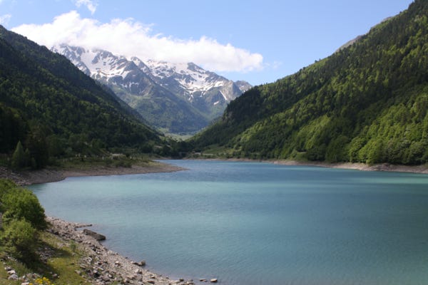 Pyrénées mountain lake
